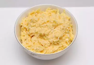 Сырный салат с чесноком, яйцом и сухариками фото