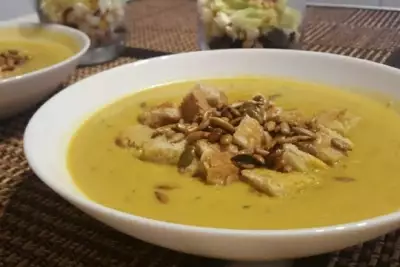 Тыквенный крем суп с грушами и сухариками