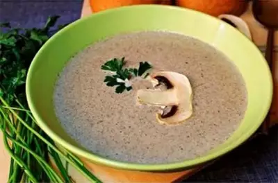 Крем суп с белыми грибами и соусом бешамель