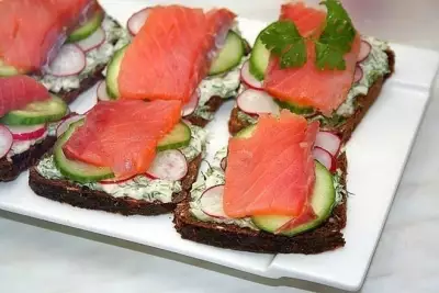 Датский бутерброд с семгой и овощами