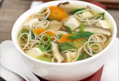 Китайский суп с лапшой и зеленым луком