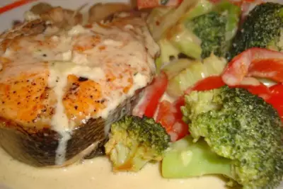 Запеченная рыба с овощами под молочным соусом