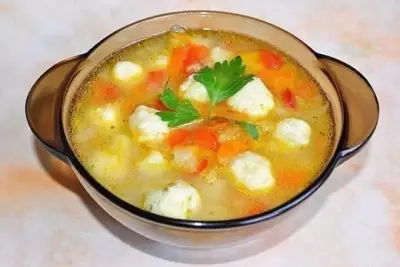 Овощной суп с сырными шариками-клецками