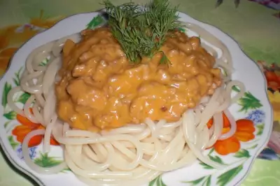 Спагетти в соусе «Болоньезе» с сыром