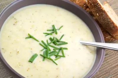 Грибной суп с плавленым сыром и зеленью