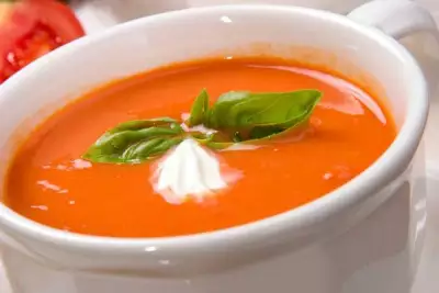 Томатный суп с чесноком и базиликом