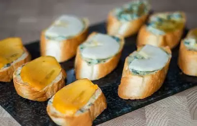 Бутерброды с голубым сыром, медом и грушей