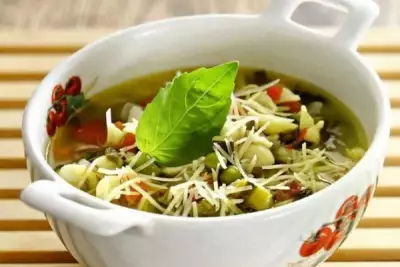 Итальянский суп «Минестроне» с беконом и овощами