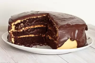 Влажный шоколадный торт в глазури