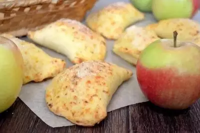 Творожные пирожки с начинкой из яблок