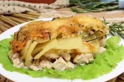 Куриное филе с луком под картофелем в духовке