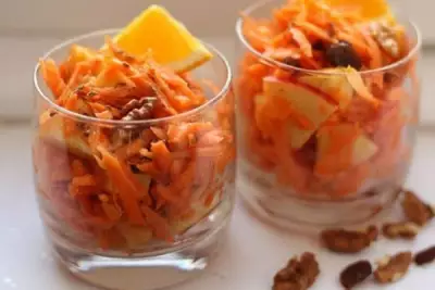 Витаминный морковный салат с изюмом