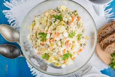 Классический салат «Оливье» с шампиньонами