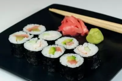 Японские роллы с лососем, авокадо и огурцом фото