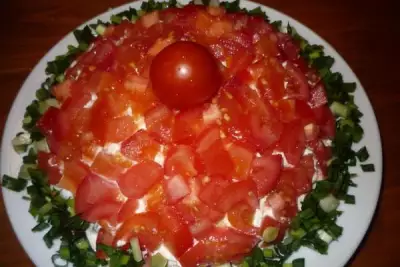 Салат «Красная шапочка» с курицей и помидорами