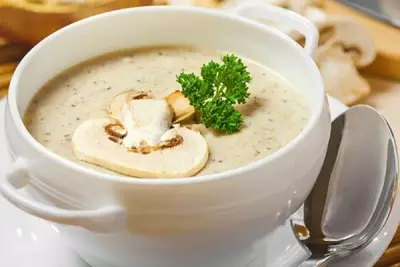Легкий крем-суп из шампиньонов со сливками