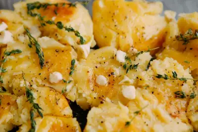 Картофель с сыром в чесночно-сметанном соусе