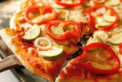 Домашняя овощная пицца под сыром