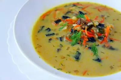 Ароматный суп из сушеных грибов с рисом