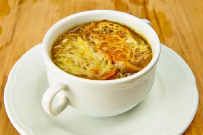 Французский луковый суп под сыром