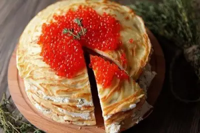 Закусочный торт с лососем и сыром