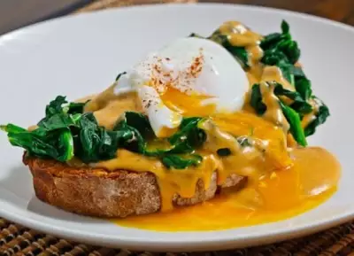 Бургер с яйцами-пашот под соусом