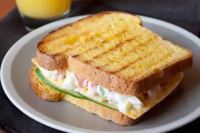 Ароматный сэндвич с яичным салатом