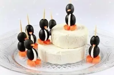 Канапе пингвинчики из оливок и сыра