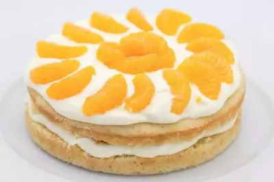 Лимонный торт со взбитыми сливками и мандаринами