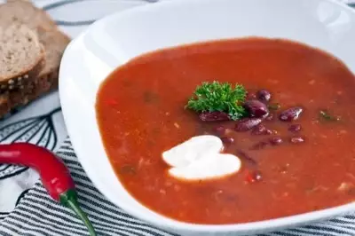 Острый густой томатный суп с фасолью