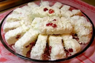 Творожный десерт «Белоснежка» с ягодами