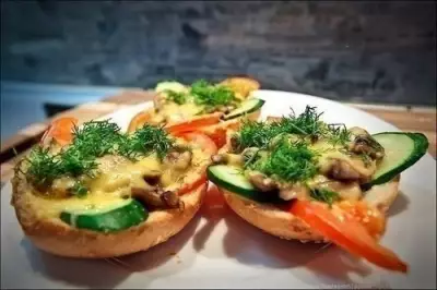 Простые горячие бутерброды с овощами и грибами