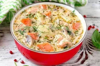 Аппетитный сырный суп с форелью и грибами