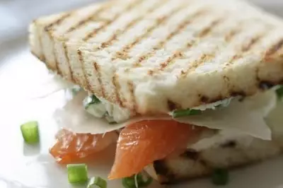 Сэндвич со слабосоленой семгой и сливочным сыром