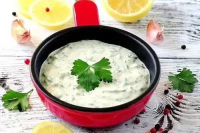 Соус для рыбы из йогурта, тахины и петрушки