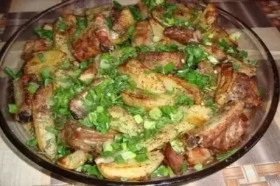 Аппетитные свиные ребрышки с картошкой в духовке