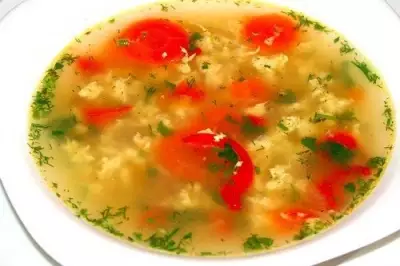 Простой куриный суп с яйцом