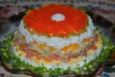 Праздничный слоеный салат «Жемчужина» с семгой фото