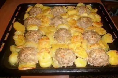 Мясные ежики с картофелем в духовке
