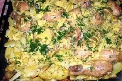 Курица с картошкой и луком, запеченная в духовке