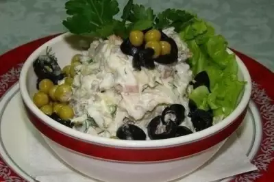 Мясной салат с маринованным огурцом