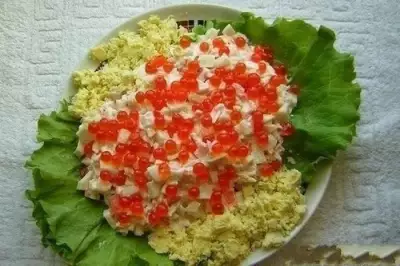 Салат с яйцами, кальмарами и креветками