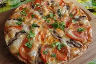 Пицца с сыром моцарелла и вкусным соусом