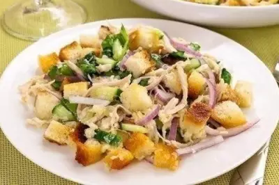 Салат с куриным филе и сухариками «Хрустящий»