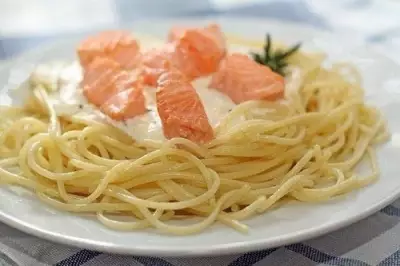 Спагетти с семгой под сливочно-сырным соусом