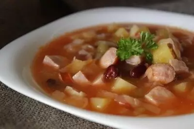 Суп с консервированной фасолью и колбасками