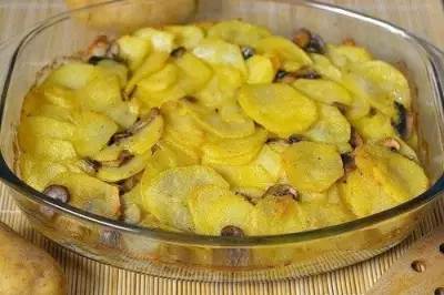 Картошка с шампиньонами и чесноком в сметане
