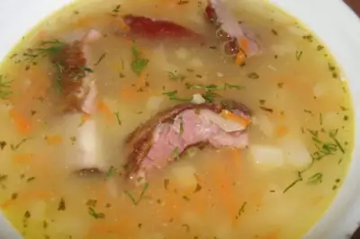 Гороховый суп с копчеными свиными ребрышками в мультиварке