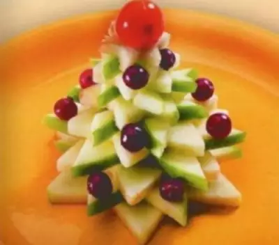 Десертная «Новогодняя елка» из яблока и клюквы
