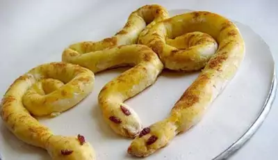 Новогодние пирожки с бананом змейки